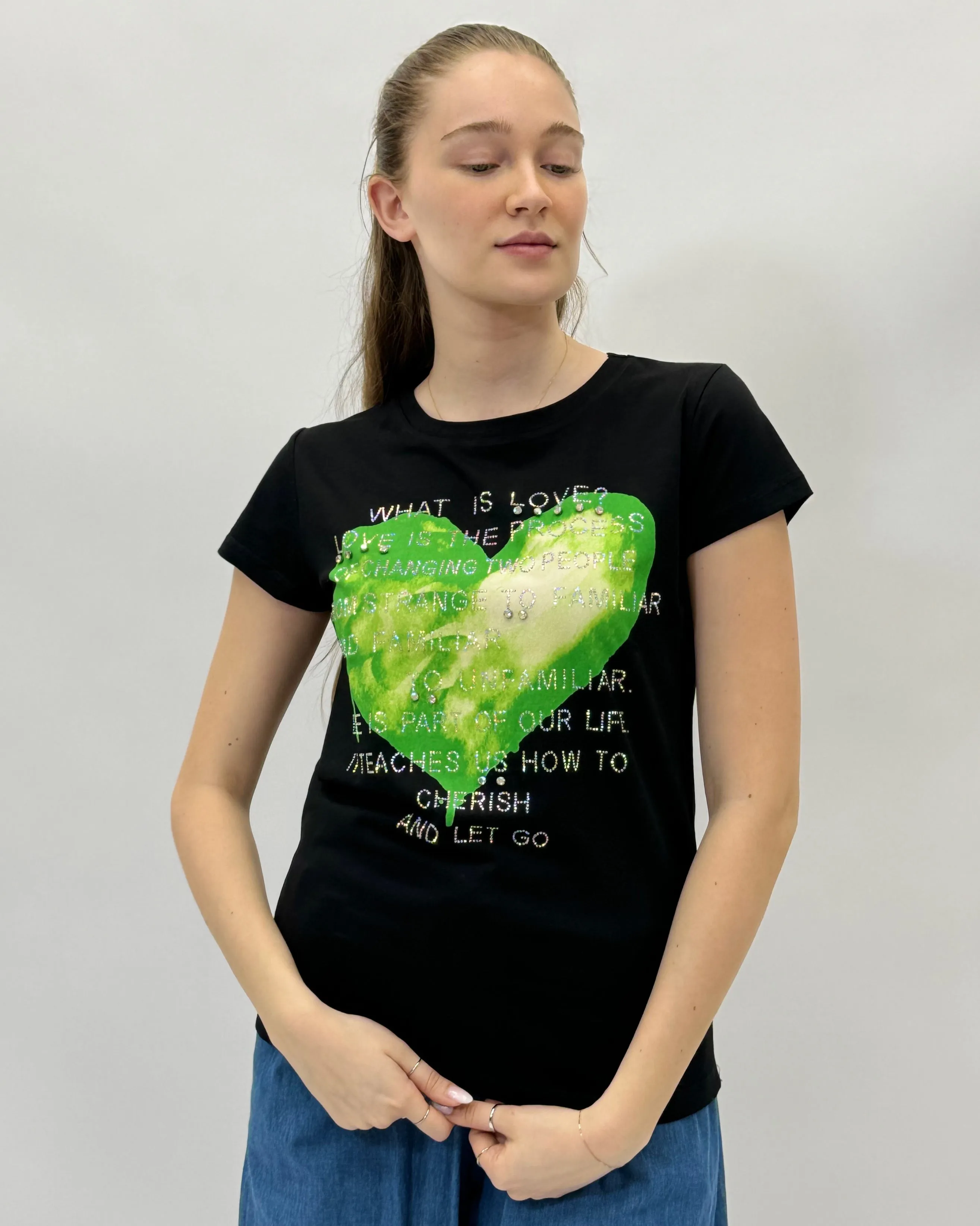 T-shirt con cuore e scritte