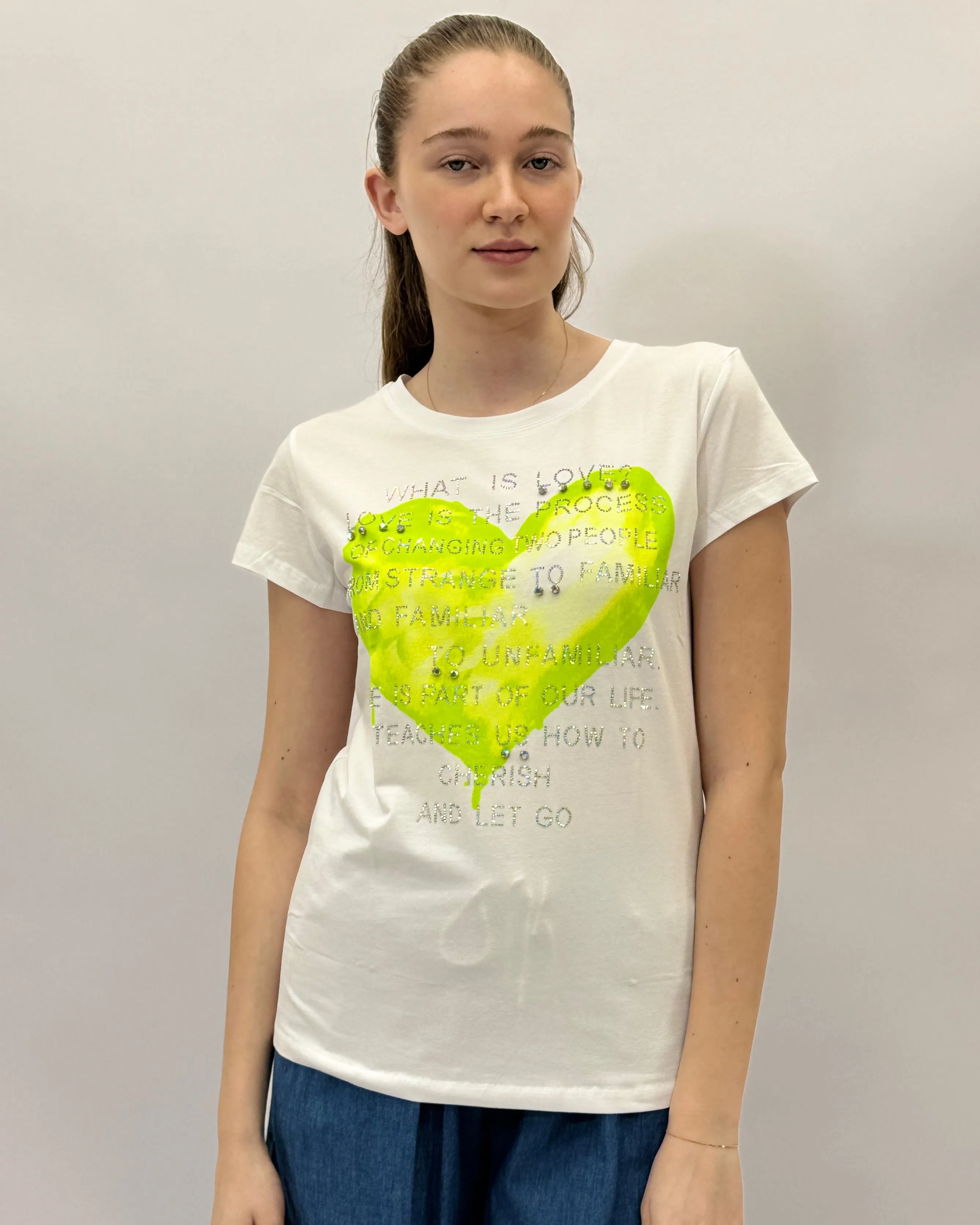 T-shirt con cuore e scritte