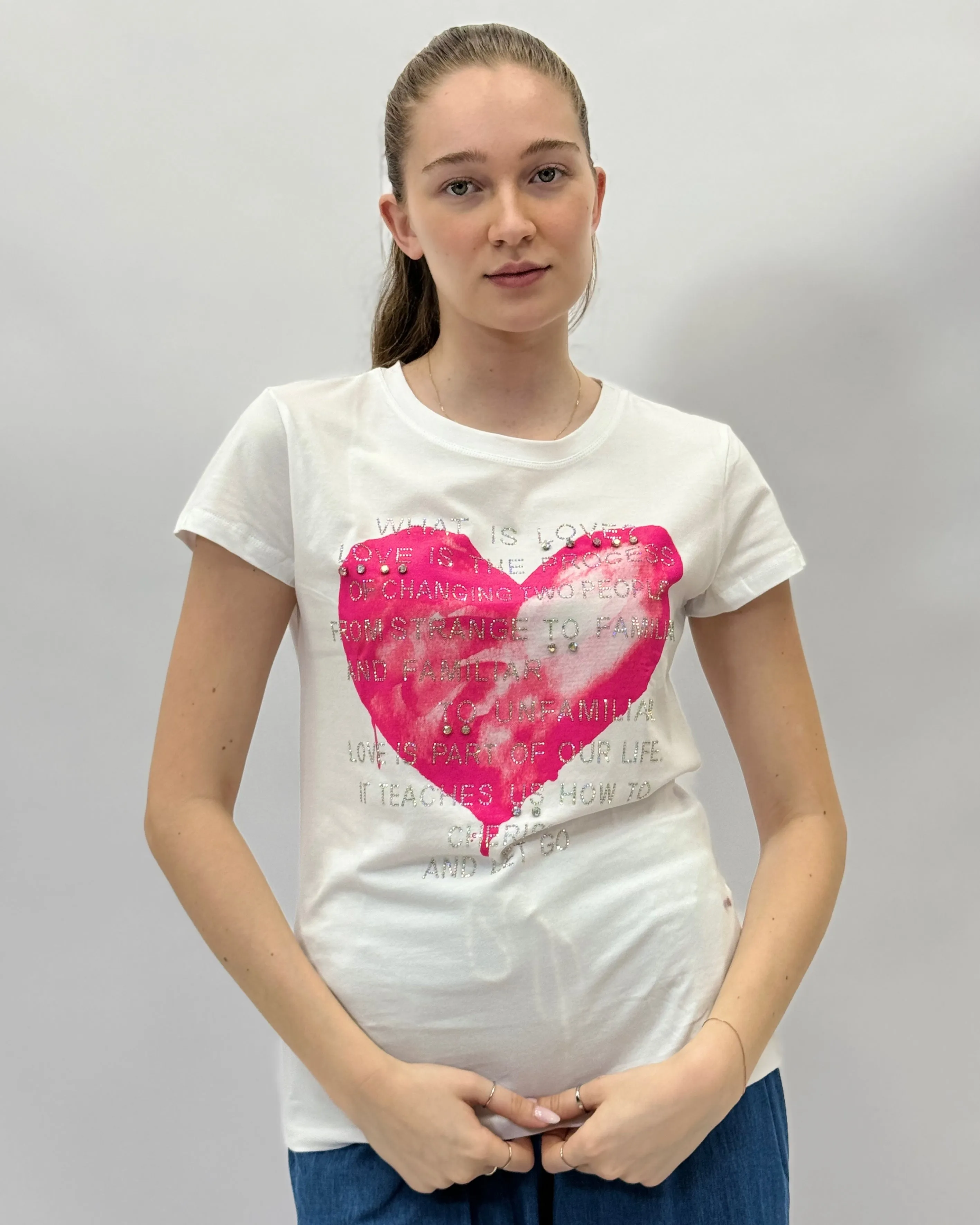 T-shirt con cuore e scritte