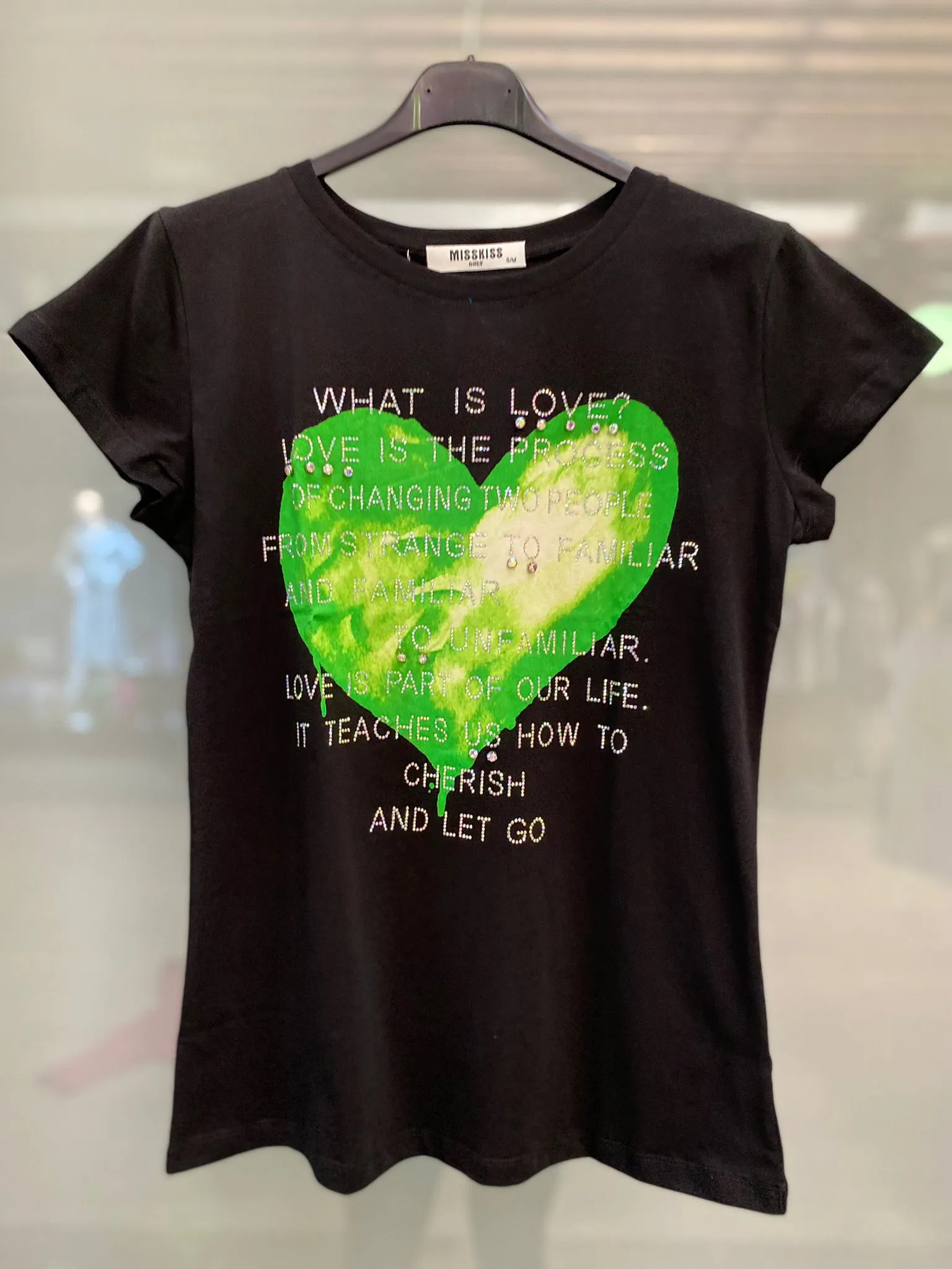 T-shirt con cuore e scritte