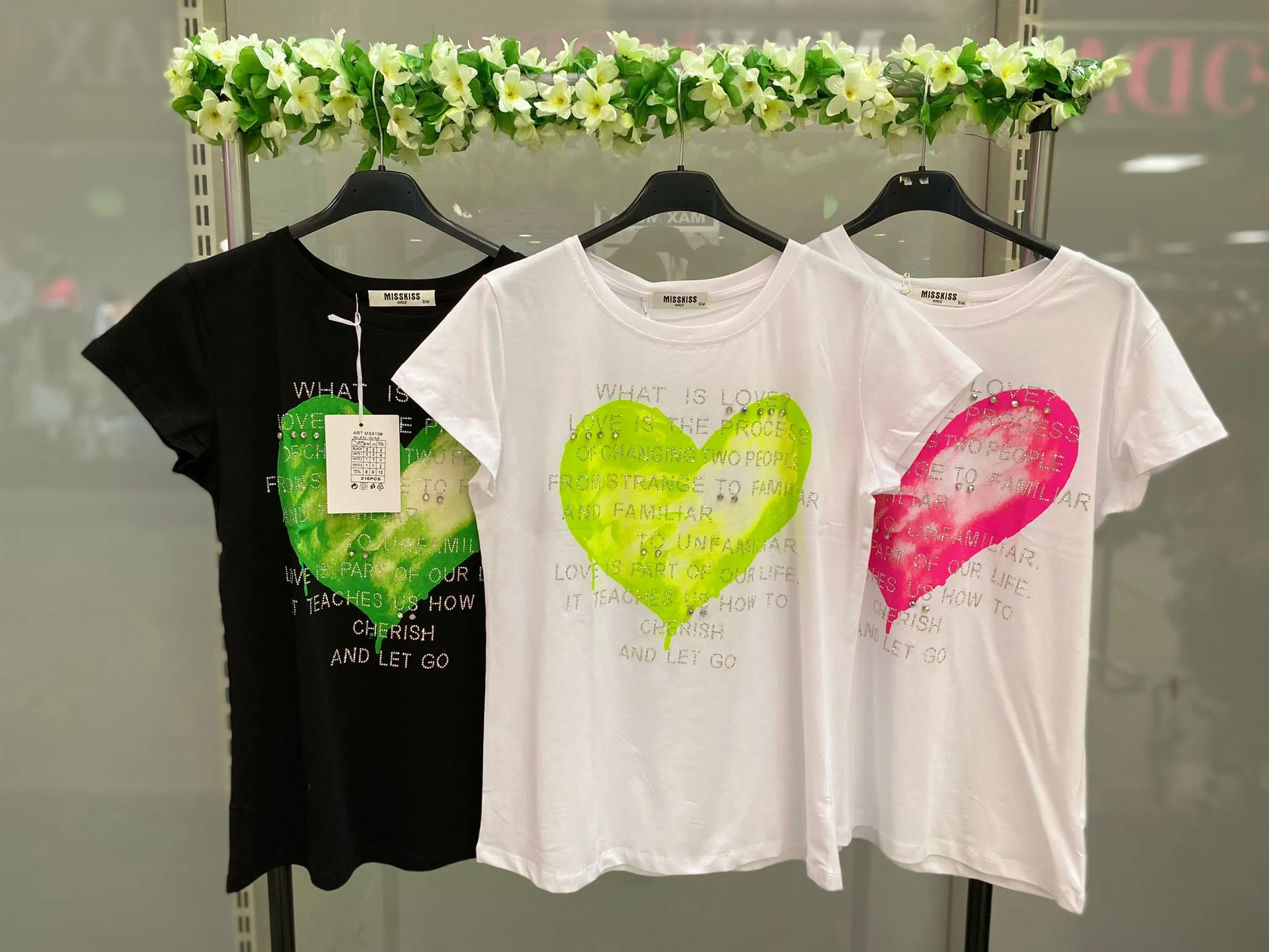 T-shirt con cuore e scritte