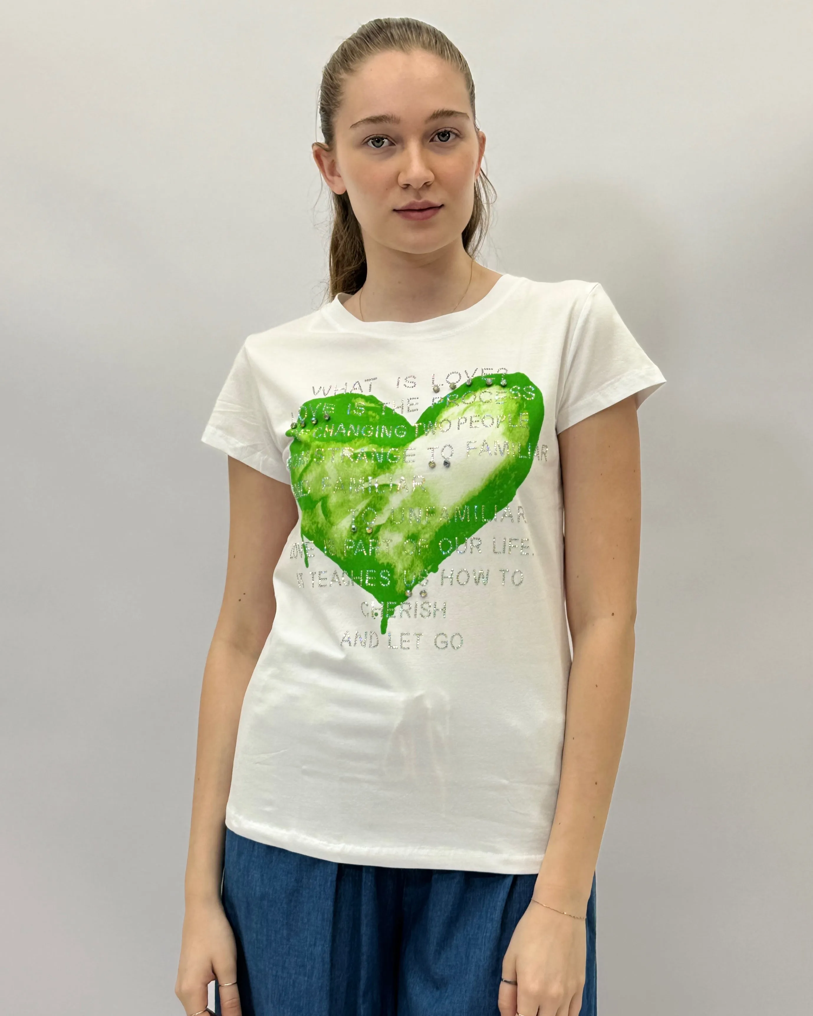 T-shirt con cuore e scritte