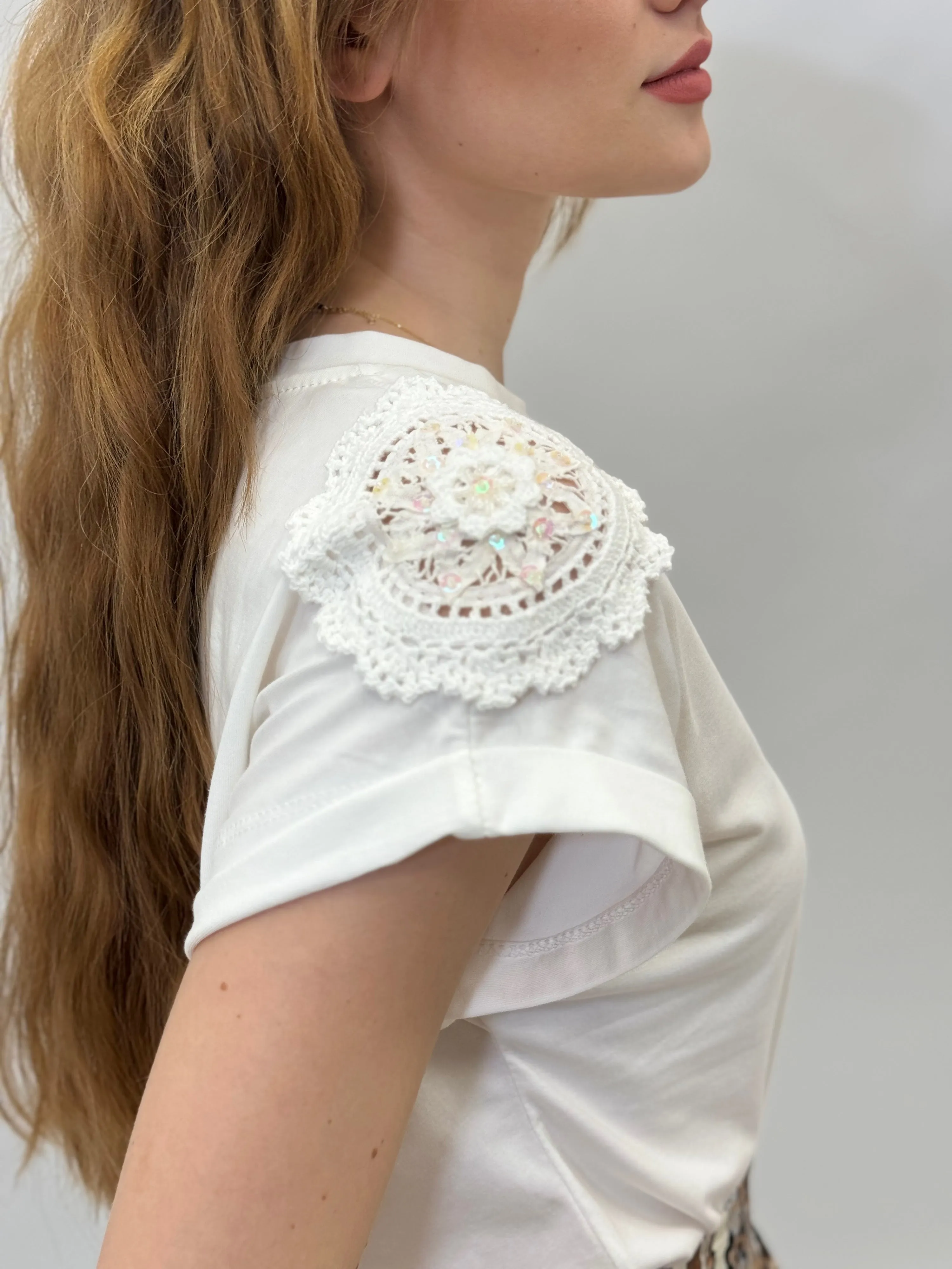 T-shirt in cotone con decorazione in pizzo spalla