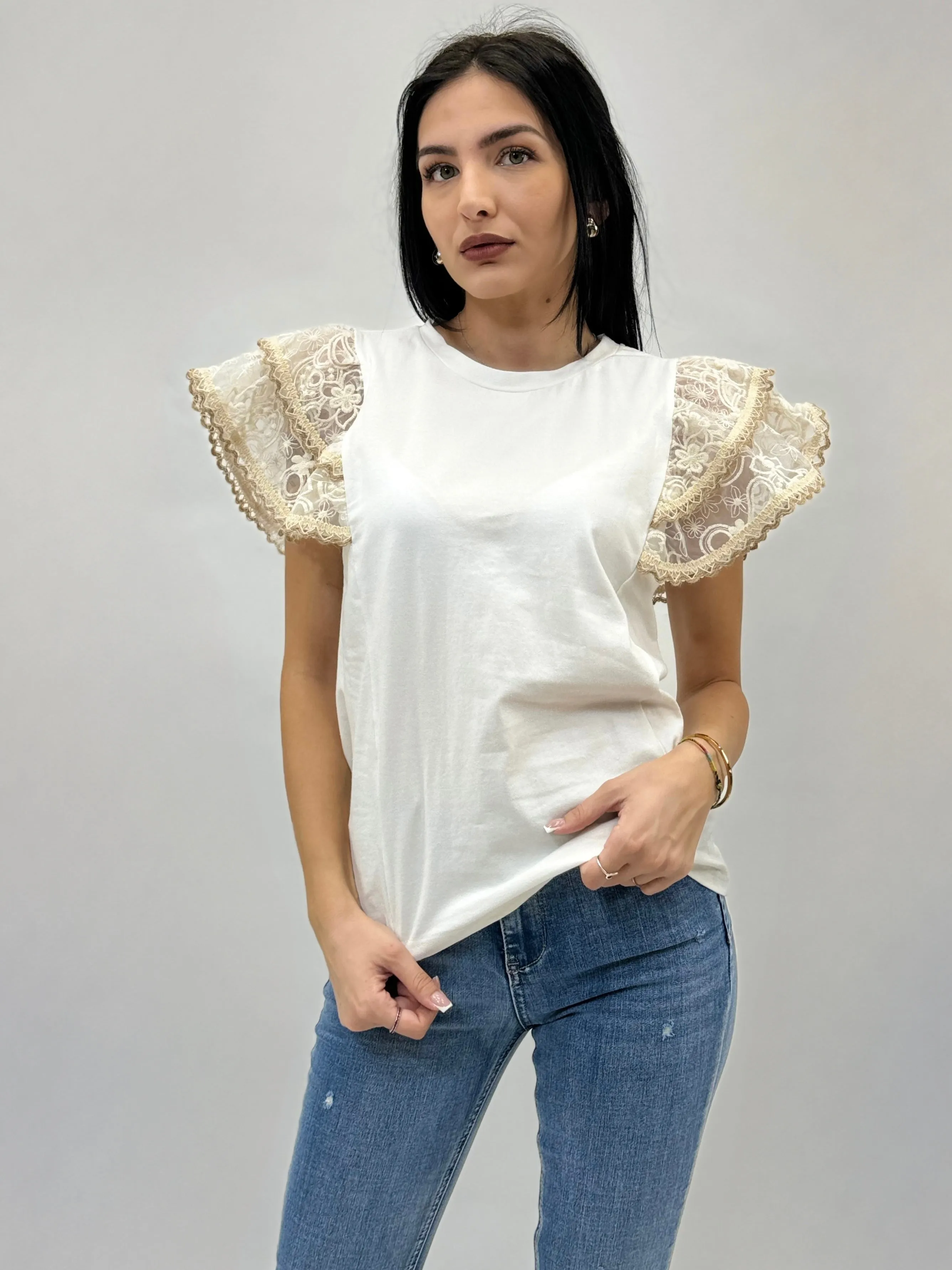 T-shirt in cotone con maniche volant in pizzo