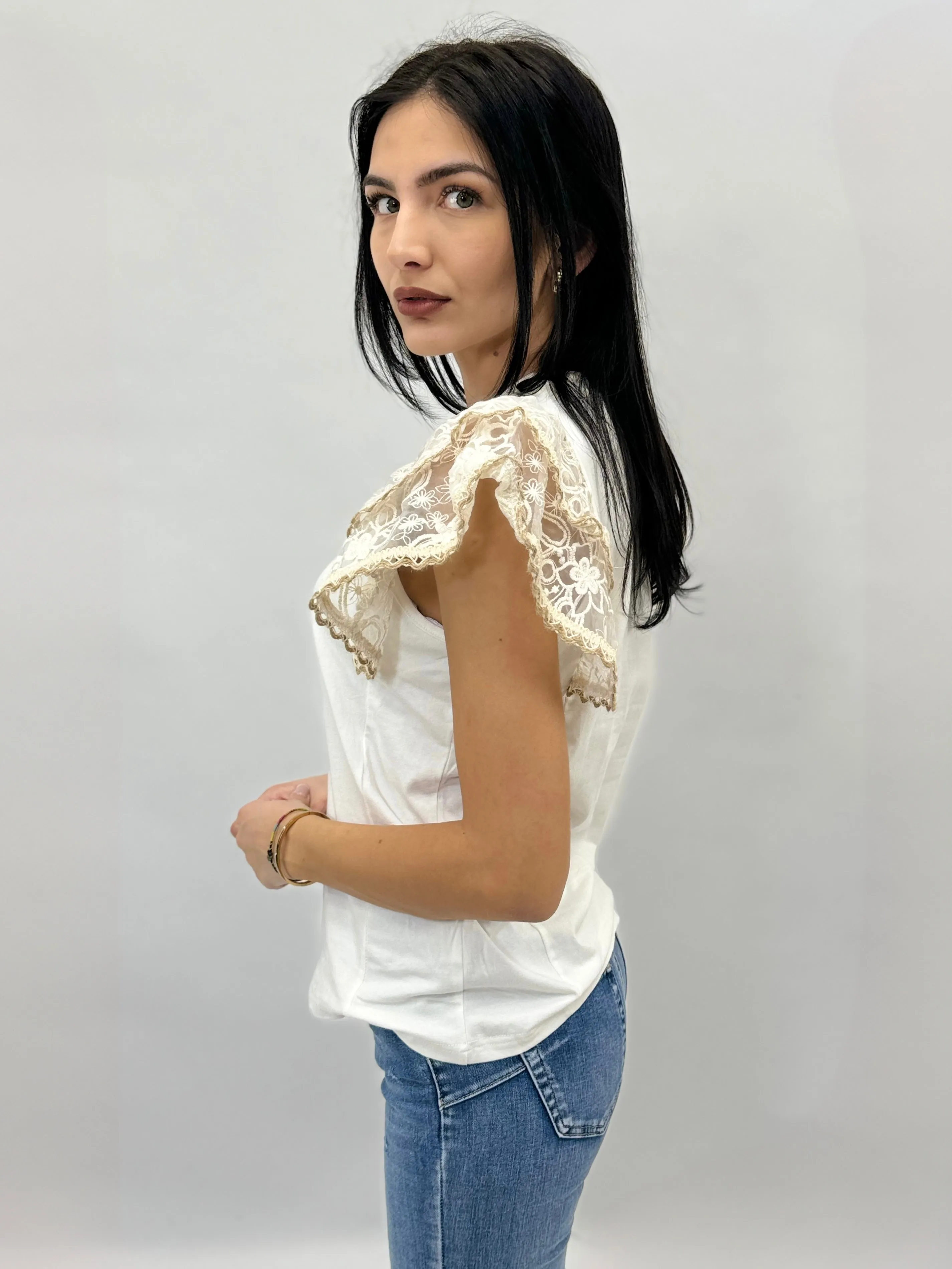 T-shirt in cotone con maniche volant in pizzo