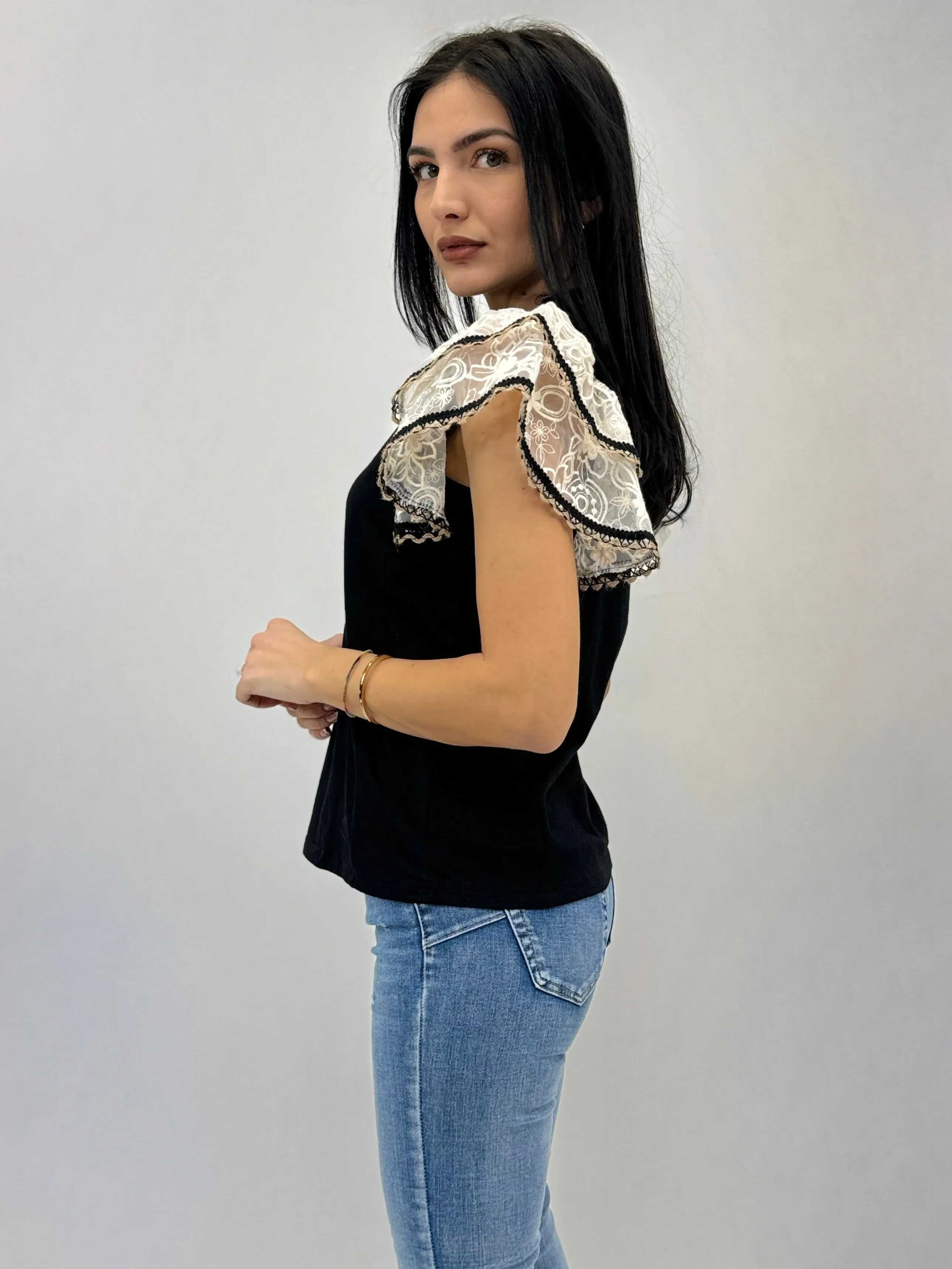 T-shirt in cotone con maniche volant in pizzo