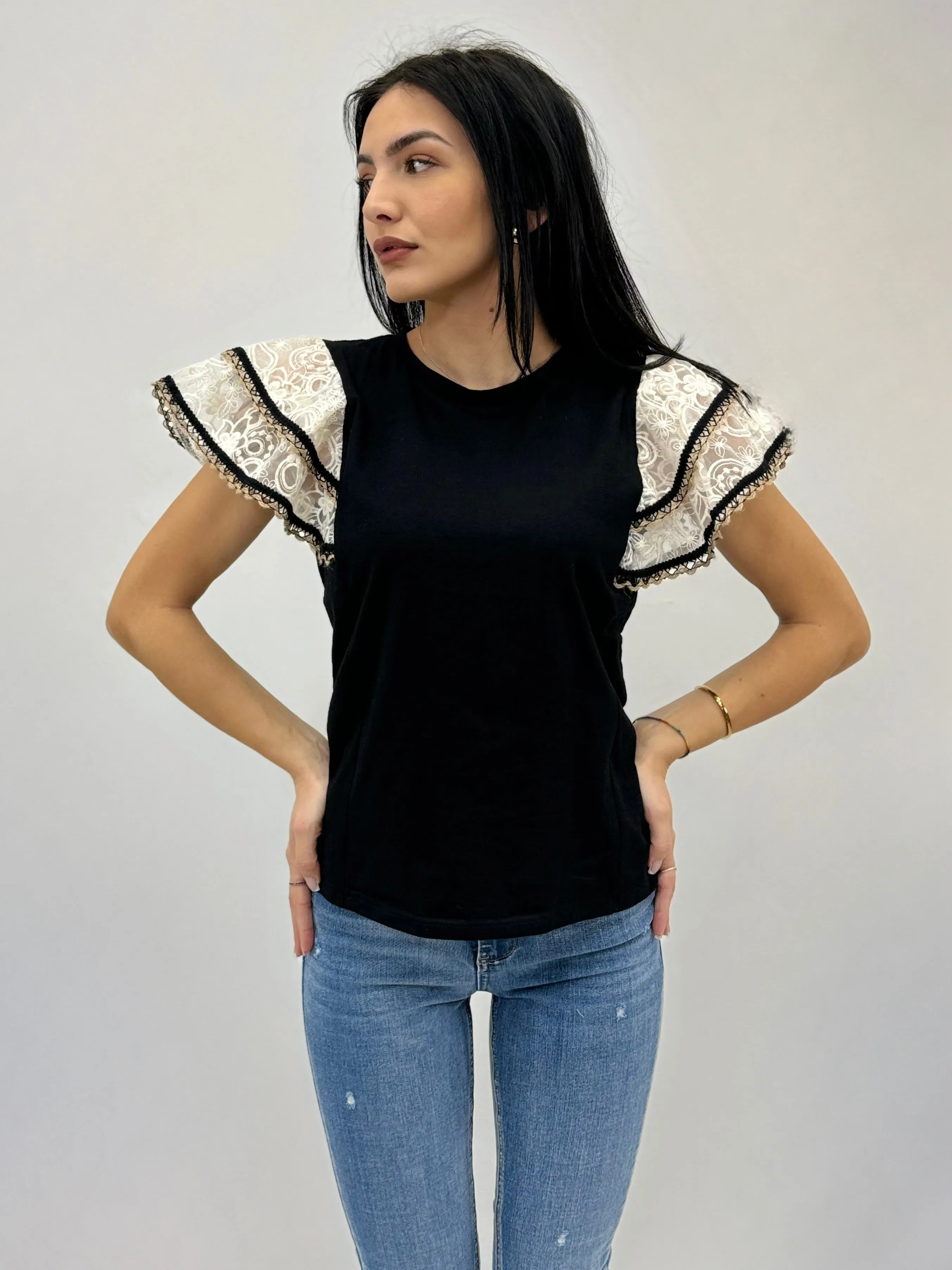 T-shirt in cotone con maniche volant in pizzo