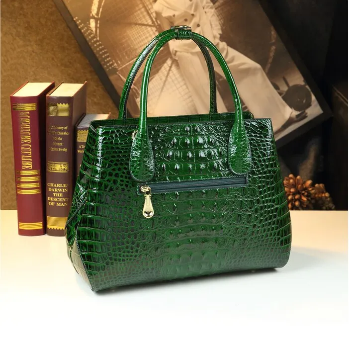 Women's Crocodile Pattern Large Capacity Middle Aged Shoulder Handbag